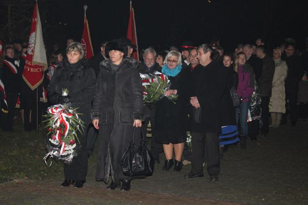 Kwiaty, znicze i pieśni patriotyczne na Święto Niepodległości