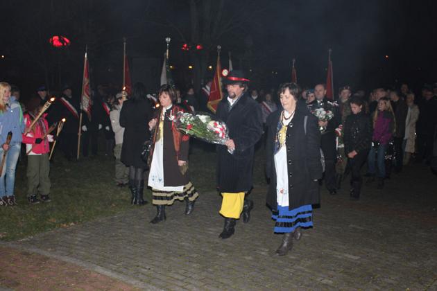 Kwiaty, znicze i pieśni patriotyczne na Święto Niepodległości