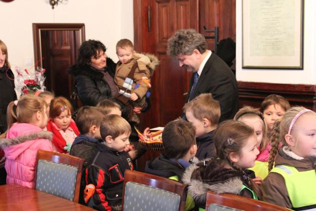 Świąteczna wizyta dzieci z Przedszkola nr 5 w ratuszu