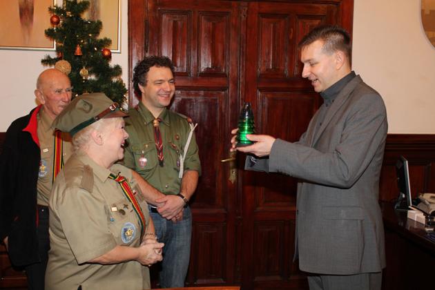 Betlejemskie Światło Pokoju w Ratuszu