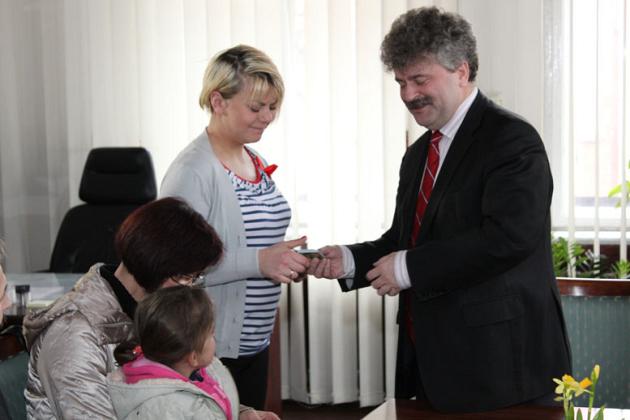 Rodziny odebrały pierwsze karty Duża Rodzina 4+  