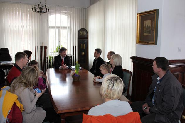 Rodziny odebrały pierwsze karty Duża Rodzina 4+  