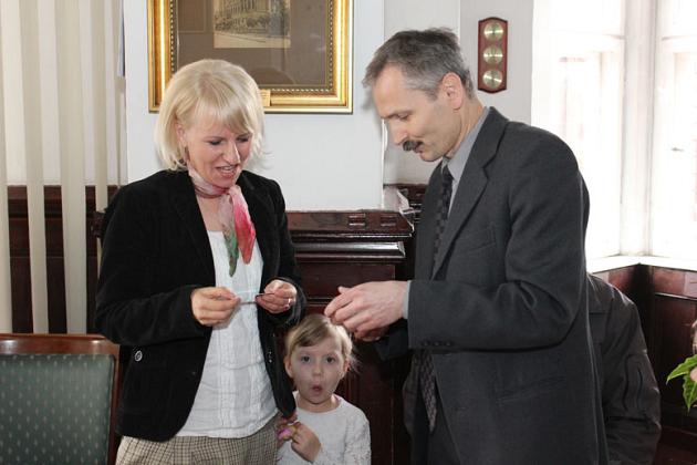 Rodziny odebrały pierwsze karty Duża Rodzina 4+  