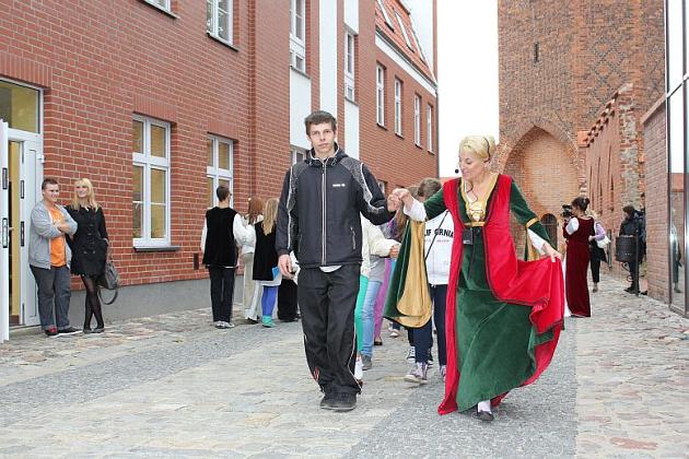 Tanecznym krokiem po murach