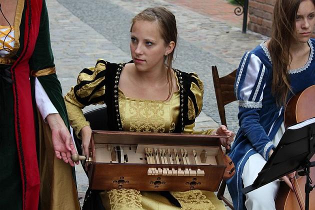 Tanecznym krokiem po murach