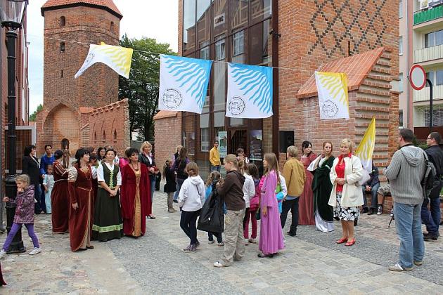 Tanecznym krokiem po murach