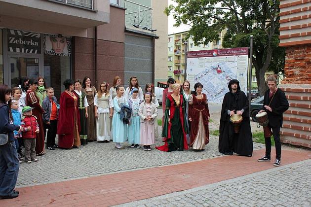 Tanecznym krokiem po murach