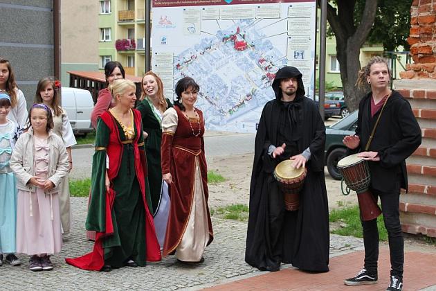 Tanecznym krokiem po murach