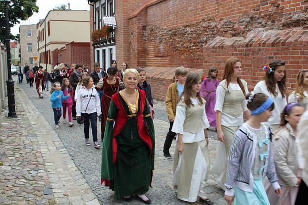 Tanecznym krokiem po murach