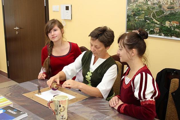 Tanecznym krokiem po murach