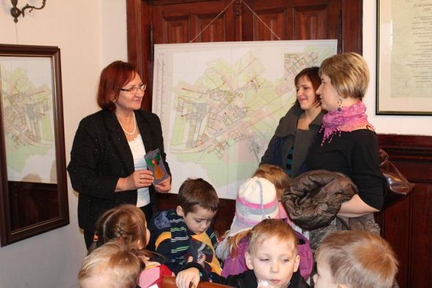 Przedszkolaki z życzeniami w Ratuszu