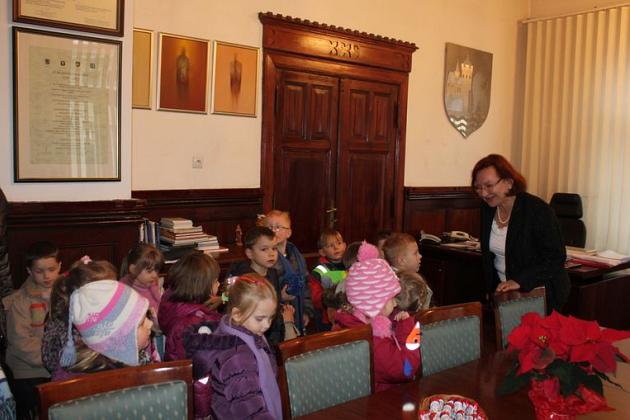 Przedszkolaki z życzeniami w Ratuszu