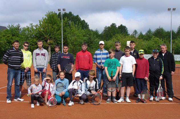 Młodzież grała w tenisa