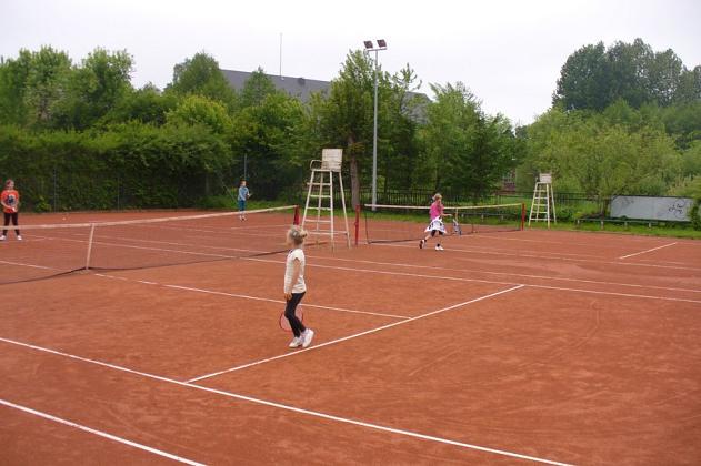 Młodzież grała w tenisa