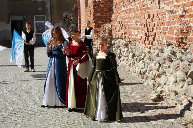 Zatańczyli w średniowiecznym stylu