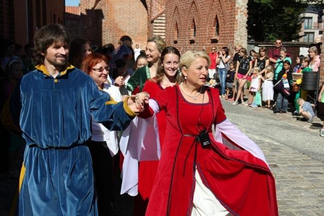 Zatańczyli w średniowiecznym stylu