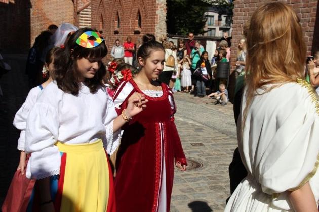 Zatańczyli w średniowiecznym stylu