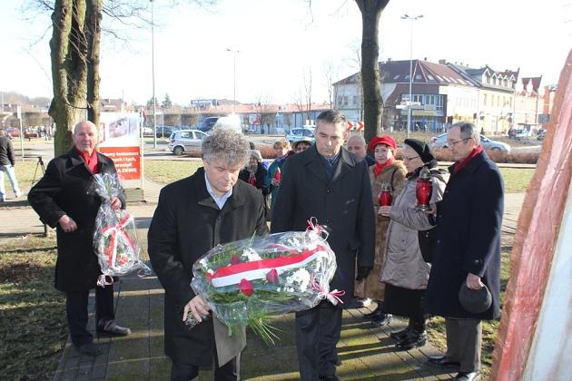 Znicze i kwiaty dla Sybiraków