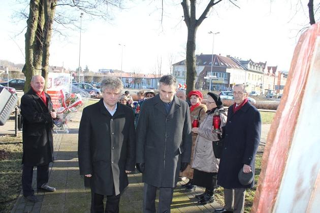 Znicze i kwiaty dla Sybiraków