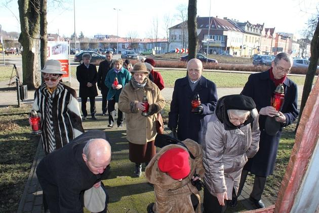 Znicze i kwiaty dla Sybiraków