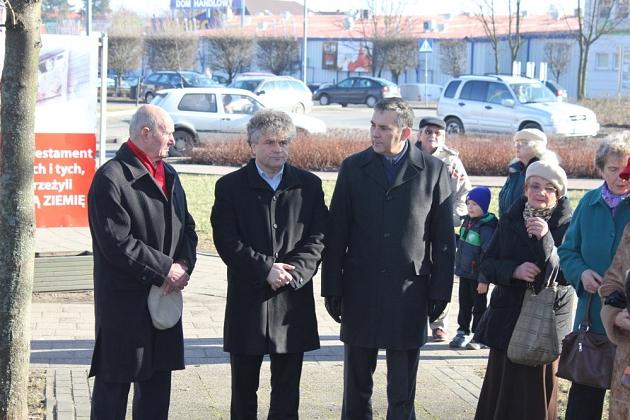 Znicze i kwiaty dla Sybiraków