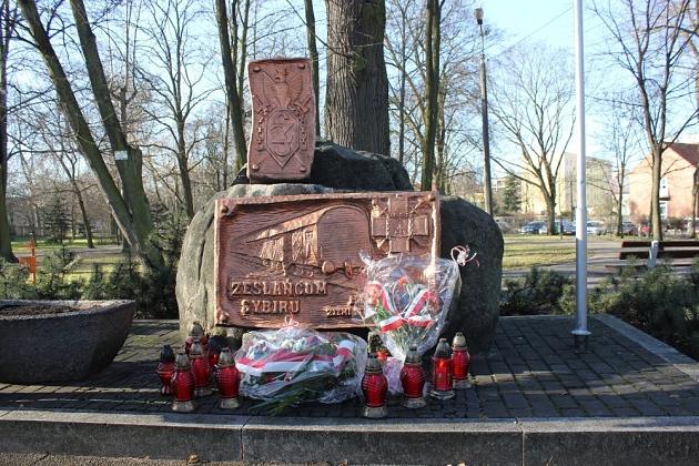 Znicze i kwiaty dla Sybiraków