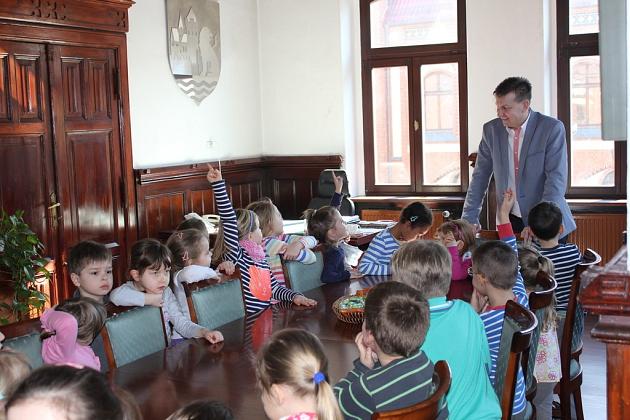 Przedszkolaki zwiedzają Ratusz