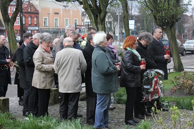 Kwiaty pod tablicą upamiętniającą ofiary katastrofy smoleńskiej