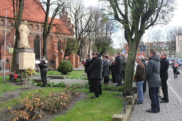 Kwiaty pod tablicą upamiętniającą ofiary katastrofy smoleńskiej