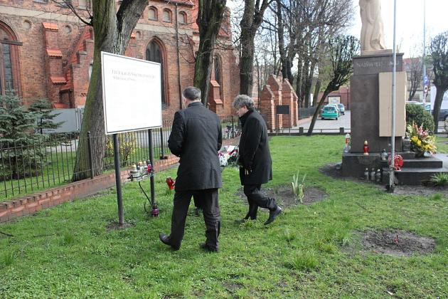 Kwiaty pod tablicą upamiętniającą ofiary katastrofy smoleńskiej