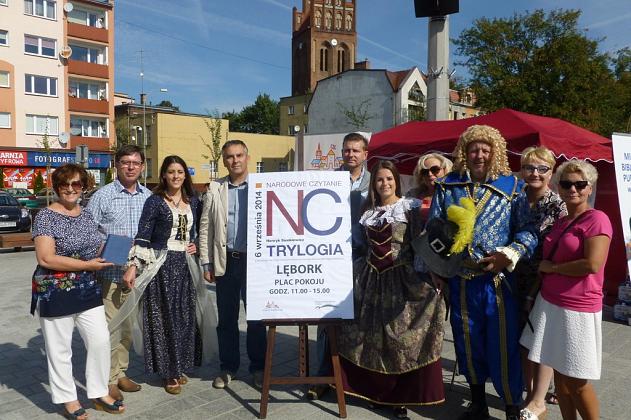 Lęborczanie czytali Sienkiewicza na Placu Pokoju