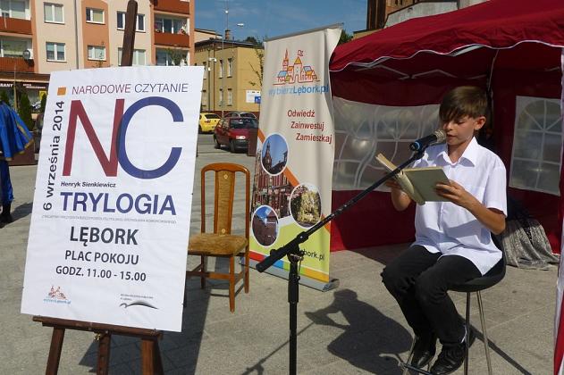 Lęborczanie czytali Sienkiewicza na Placu Pokoju