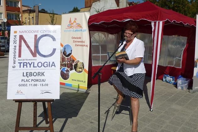 Lęborczanie czytali Sienkiewicza na Placu Pokoju