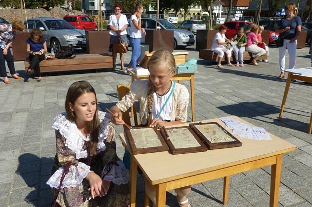 Lęborczanie czytali Sienkiewicza na Placu Pokoju