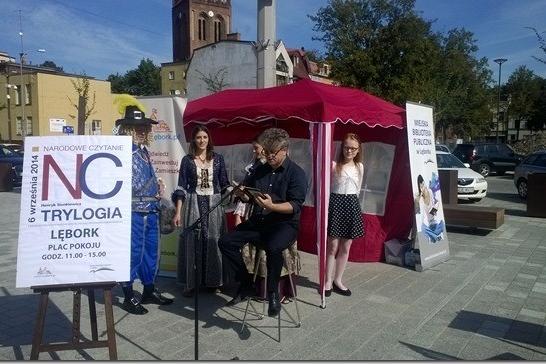 Lęborczanie czytali Sienkiewicza na Placu Pokoju