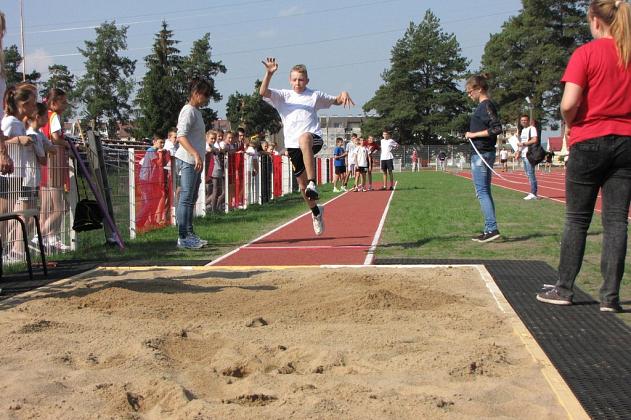 Szkolne zawody lekkoatletyczne na nowej bieżni