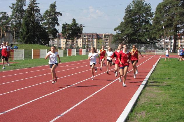 Szkolne zawody lekkoatletyczne na nowej bieżni