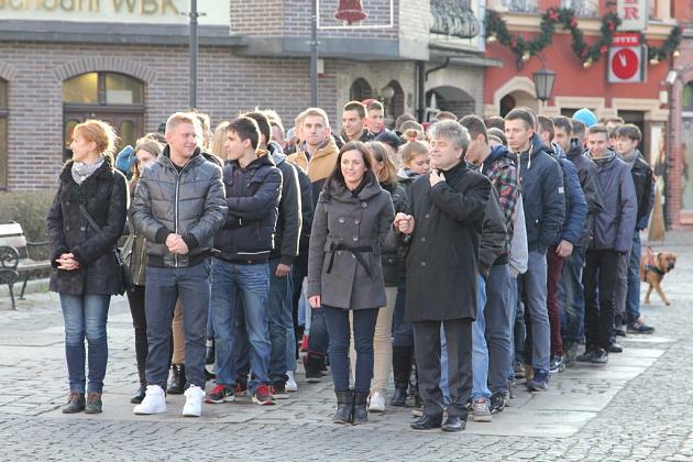 Maturzyści tańczyli poloneza na Placu Pokoju