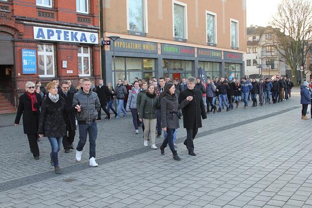 Maturzyści tańczyli poloneza na Placu Pokoju