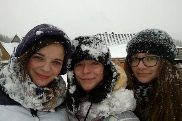 Śnieg,narty i dobra zabawa.