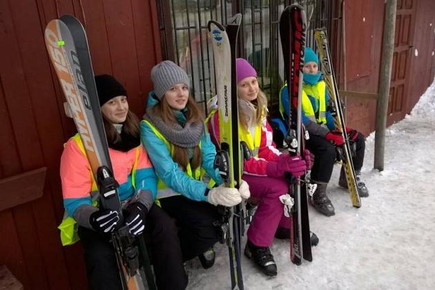 Śnieg,narty i dobra zabawa.