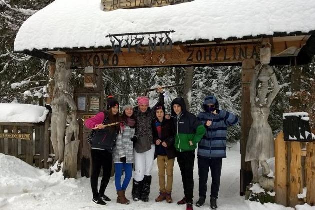 Śnieg,narty i dobra zabawa.