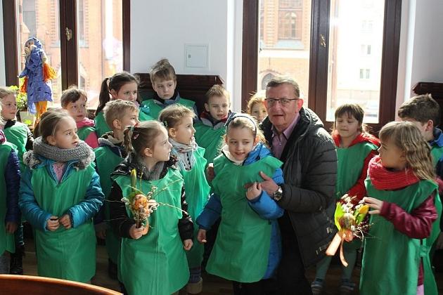 Przedszkolaki do ratusza przyniosły wiosnę