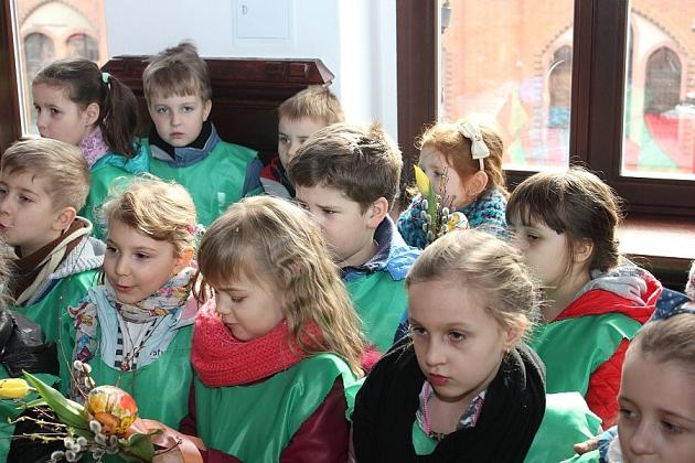 Przedszkolaki do ratusza przyniosły wiosnę