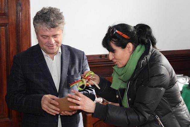 Przedszkolaki do ratusza przyniosły wiosnę