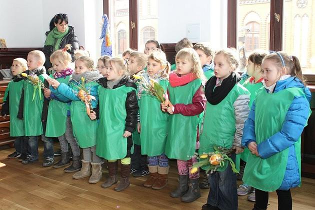 Przedszkolaki do ratusza przyniosły wiosnę