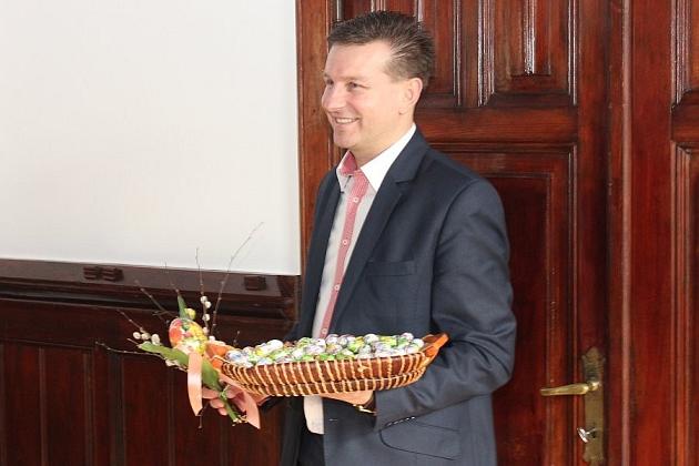 Przedszkolaki do ratusza przyniosły wiosnę