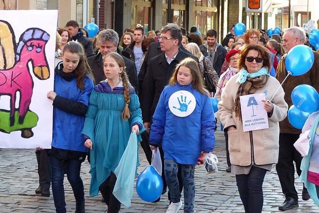 Niebieski Marsz dla Autyzmu przemaszerował przez miasto