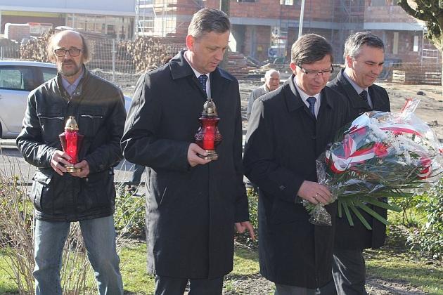 Syreny, kwiaty i znicze w 5. rocznicę katastrofy smoleńskiej