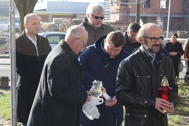 Syreny, kwiaty i znicze w 5. rocznicę katastrofy smoleńskiej